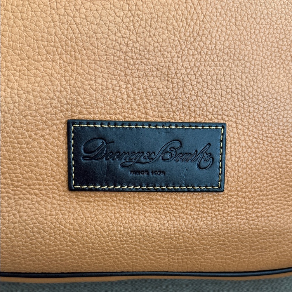 Dooney and Bourke, large Leather Tote Bag and cosmetic case - Picture 8 of 16